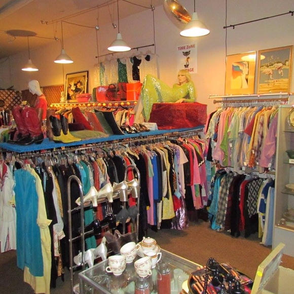 Meet your Posher, Joann. Vintage and Ready-to-wear - Picture 7 of 8